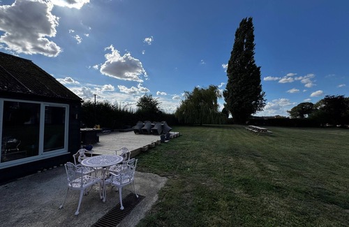 Tilney Fen End House | Spacious 6-Bed Countryside Home Surrounded by Nature