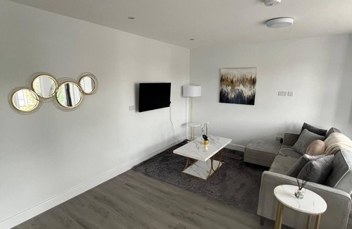 Edgware Apartment | Spacious 6-Bed Home with 4 Baths in Manor Park