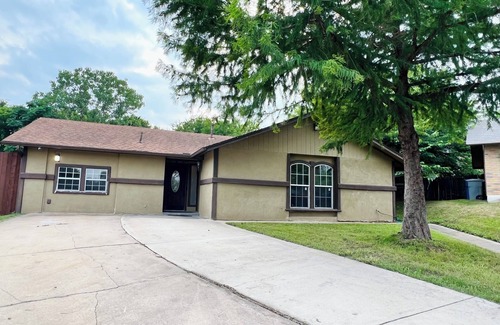 Austin House | Spacious 6-bedroom 3 Bathroom house.nNear UT, Downtown, COTA & Lots More