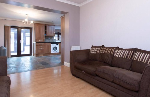 Kidbrooke with Hornfair House | Spacious 6 Bedroom House in Wricklemarsh, London