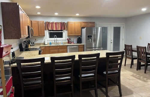 Almo House | Spacious 6-bedroom house in charming Benton with AC