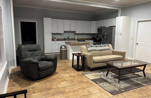 Almo House | Spacious 6-bedroom house in charming Benton with AC