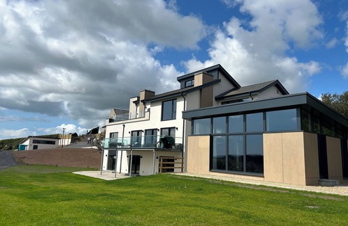 Woodstown House | Spacious 6-bedroom house with WiFi, AC in enjoyable Dunmore East