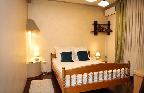 Tirgu Jiu Villa | Spacious 6-bedroom villa in gorgeous Târgu Jiu with WiFi, AC