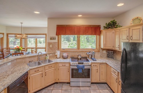 Keystone House | Spacious 6 Bedroom with hot tub on Keystone Ranch Golf Course