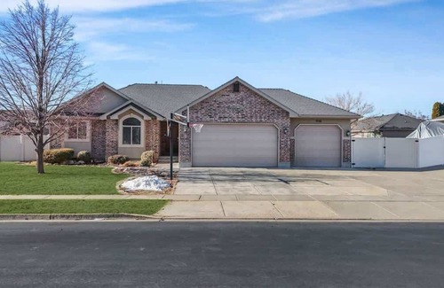 Syracuse House | Spacious 6-BR Entertainment Dream Home Sleeps 20+