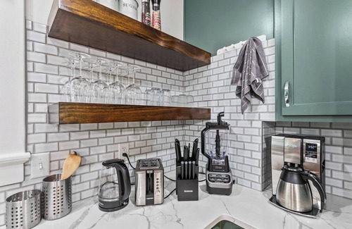 Southmoreland House | Spacious 6BR KC Home w/Hot Tub, Gym, Games &Cinema