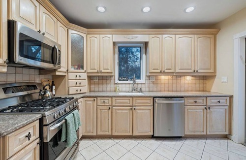Stony Point House | Spacious 6BR Retreat w/Ballroom, Fire Pit & Huge Yard!