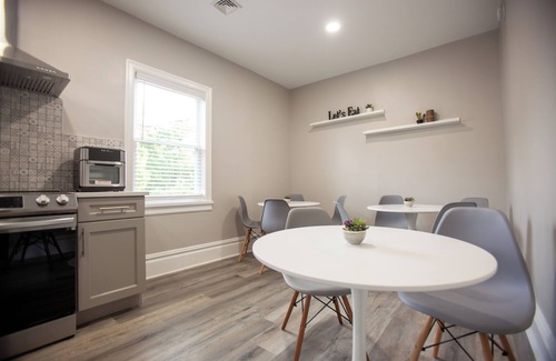 Downtown Niagara Falls House | Spacious 7-bedroom modern house walk to Niagara Falls