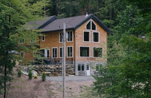 Grafton Cabin | Spacious 7-bedroom cabin in charming Grafton with fitness room, sauna & hot tub