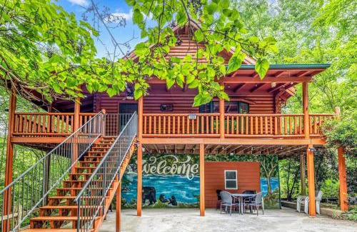 Gatlinburg House | Spacious 7BR Modern Rustic Log Cabin Retreat, Hot Tub, Arcade Room