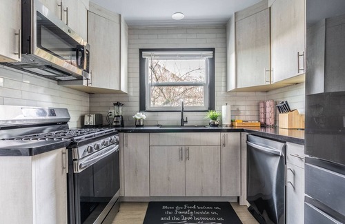 West Woodland House | Spacious 9BR Ballard Craftsman perfect for groups