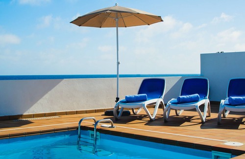Arrieta Villa | Spacious and comfortable home by the sea in Arrieta