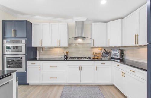 Truckland House | Spacious and cozy! 3 min from beaches, Prime location with shopping & dining!