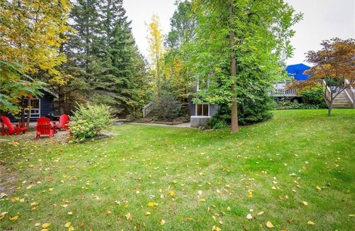 The Blue Mountains Ski Chalet | Spacious and elegant Blue Mountain Chalet steps from Georgian Peaks