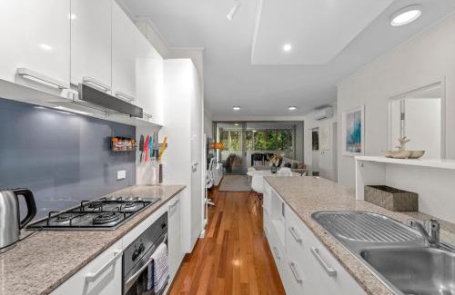 Teneriffe Apartment | Spacious and Leafy with Pool and Parking - Walk to River
