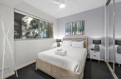 Teneriffe Apartment | Spacious and Leafy with Pool and Parking - Walk to River