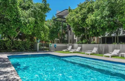 Teneriffe Apartment | Spacious and Leafy with Pool and Parking - Walk to River