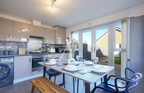 Milton Keynes House | Spacious and Stylish House - Sleeps up to 8 Guests