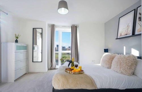 Milton Keynes House | Spacious and Stylish House - Sleeps up to 8 Guests