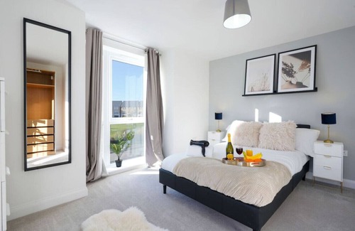 Milton Keynes House | Spacious and Stylish House - Sleeps up to 8 Guests