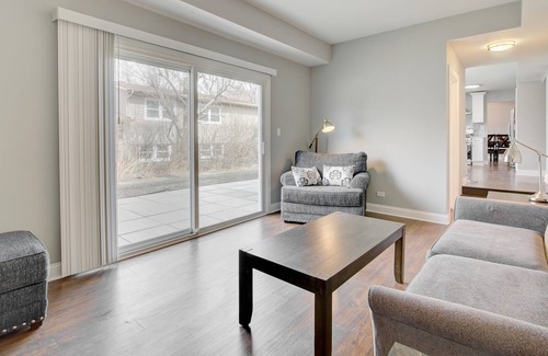 Arlington Heights House | Spacious and Cheerful Newly Updated 5 BR Home Close to DT Chicago and Airport