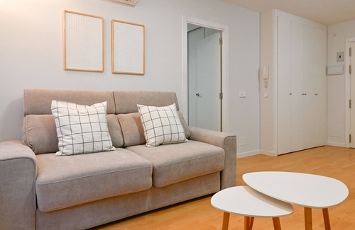 Gaztambide Apartment | Spacious and Warm Apartment in Madrid: Ideal for Your Perfect Stay