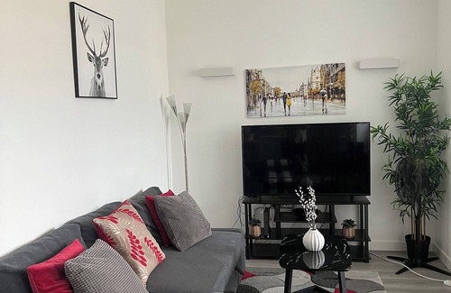 Milton Keynes Apartment | Spacious apartment with workspace at the heart of the City!