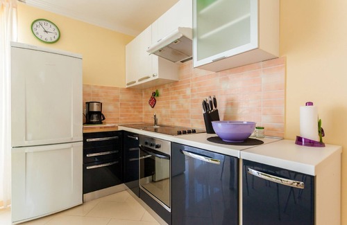 Vantacici Apartment | Spacious Apartment in Vantacici near Sea