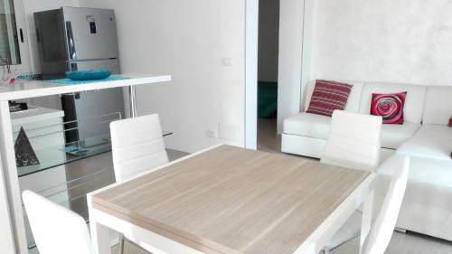 Pozzallo Apartment | Spacious Apartment in Pozzallo, 110m² with Pool and Sea View