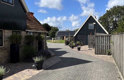 Baaiduinen Apartment | Spacious apartment on the ground floor with large sunny terrace.