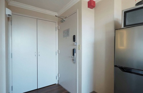Downtown West Apartment | Spacious apartment with gym free indoor parking and WiFi in Baltimore Harbor