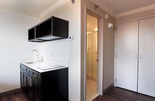 Downtown West Apartment | Spacious apartment with gym free indoor parking and WiFi in Baltimore Harbor