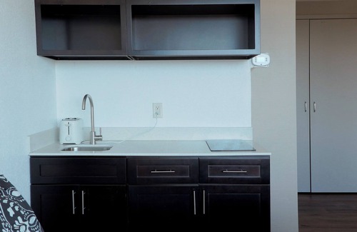 Downtown West Apartment | Spacious apartment with gym free indoor parking and WiFi in Baltimore Harbor