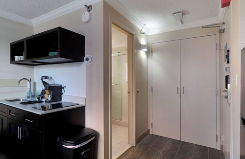 Downtown West Apartment | Spacious apartment with gym free indoor parking and WiFi in Baltimore Harbor