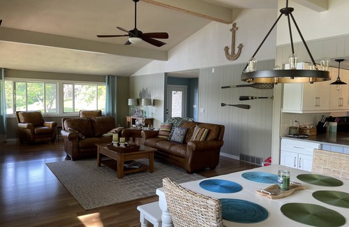 Apple River House | Spacious Apple Canyon Lake home - just minutes from Galena, Illinois