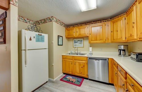 Bartlett Condo | Spacious Bartlett Condo w/Balconies & Pool!