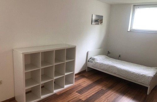 Furstenfeldbruck District Apartment | Spacious basement apartment with 3 bedrooms, Wohnung mit 4 Betten