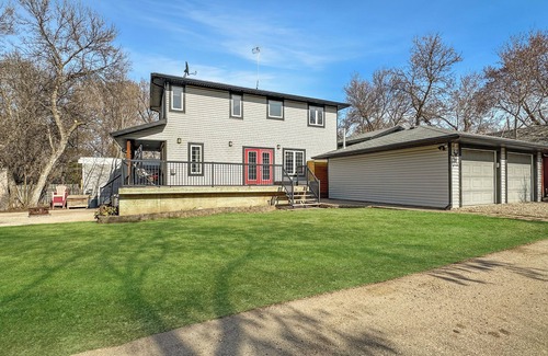 B-Say-Tah House | Spacious beach house oasis in the beautiful Qu’Appelle valley and lakes