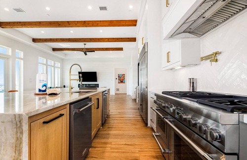 Galveston House | Spacious beachfront retreat with stunning ocean views