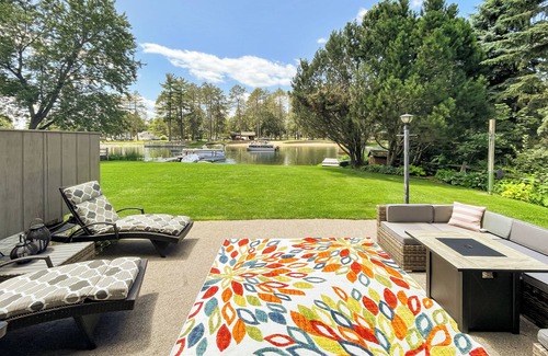 Pine River House | Spacious Beachfront Retreat with Kayaks, close to all "Lakes Area" attractions