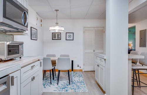 Portland House | Spacious, Beautiful & Private Hillside Oasis, SW Hills PDX with Free Coffee!