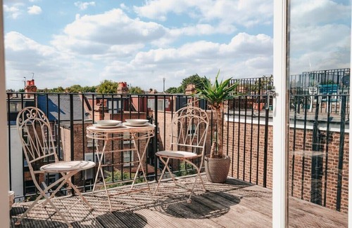 Kilburn Apartment | Spacious & Bright Hampstead Apartment with Balcony