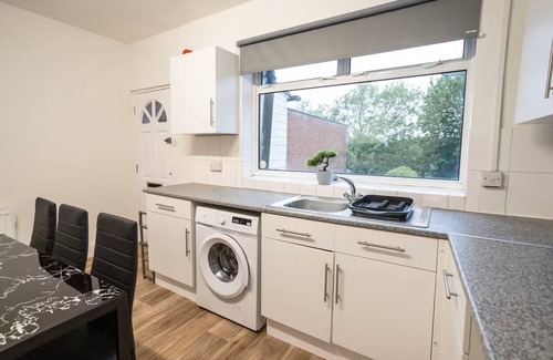 Staple Hill Apartment | Spacious Bristol Flat, 3 Bedrooms, Sleeps upto10-Ideal for Contractors