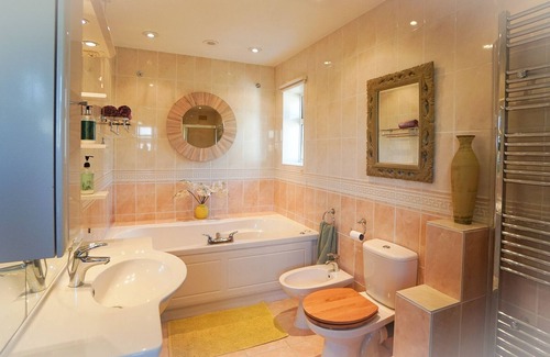 Shoreham-by-Sea House | Spacious bungalow very near the beach with large garden