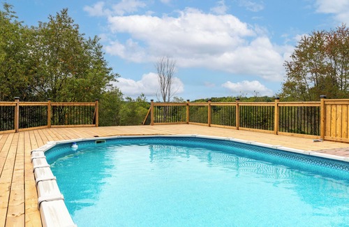 Bracebridge House | Spacious Bungalow Cottage | Private Hot Tub, Heated Pool, Golf & Downtown Nearby