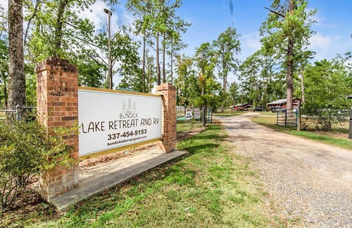 Dry Creek Cabin | Spacious Bunkhouse Rental at Bundick Lake RV Park with Full Amenities