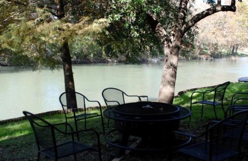 New Braunfels House | Spacious Cabin Rental Overlooking the Guadalupe River near Austin, Texas