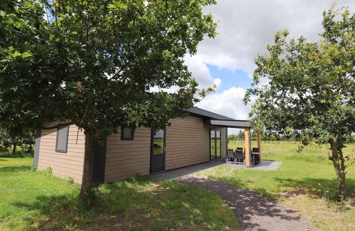 Blesdijke House | Spacious chalet in a rural location near Giethoorn