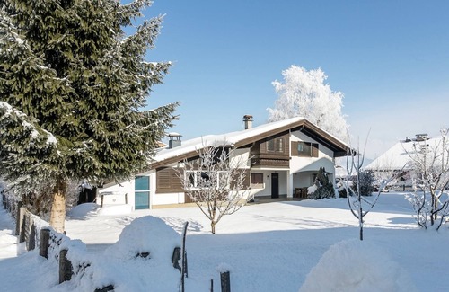 Maishofen Ski Chalet | Spacious Chalet in Maishofen near Forest